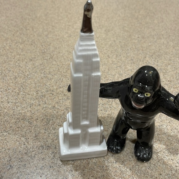 King Kong and Empire State Building Salt and Pepper Shakers - Picture 3 of 4